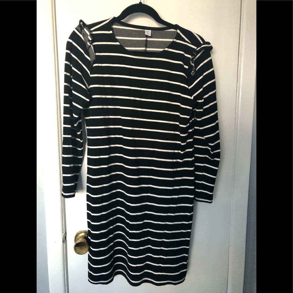 Old Navy Never worn Stretchy Dress with ruffles on the shoulders